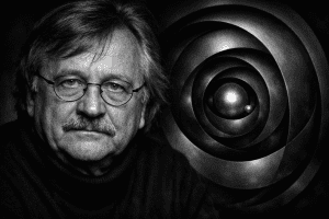 Sloterdijk lleva décadas argumentando que los humanos existimos dentro de burbujas de sentido y protección. En 2025, con democracias agrietadas, crisis climática y soberanismos en auge, su teoría de las esferas resulta incómodamente precisa.